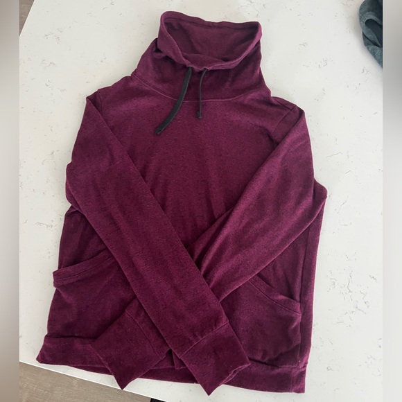 Old navy, size Medium, maroon, active wear, excellent used condition - Picture 1 of 3